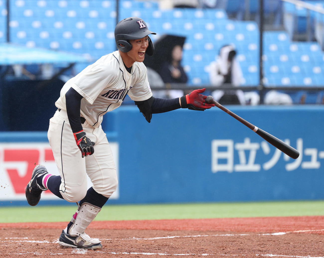 亜大対国学院大　7回裏国学院大1死二塁、石野は右翼線に適時二塁打を放つ（撮影・柴田隆二）