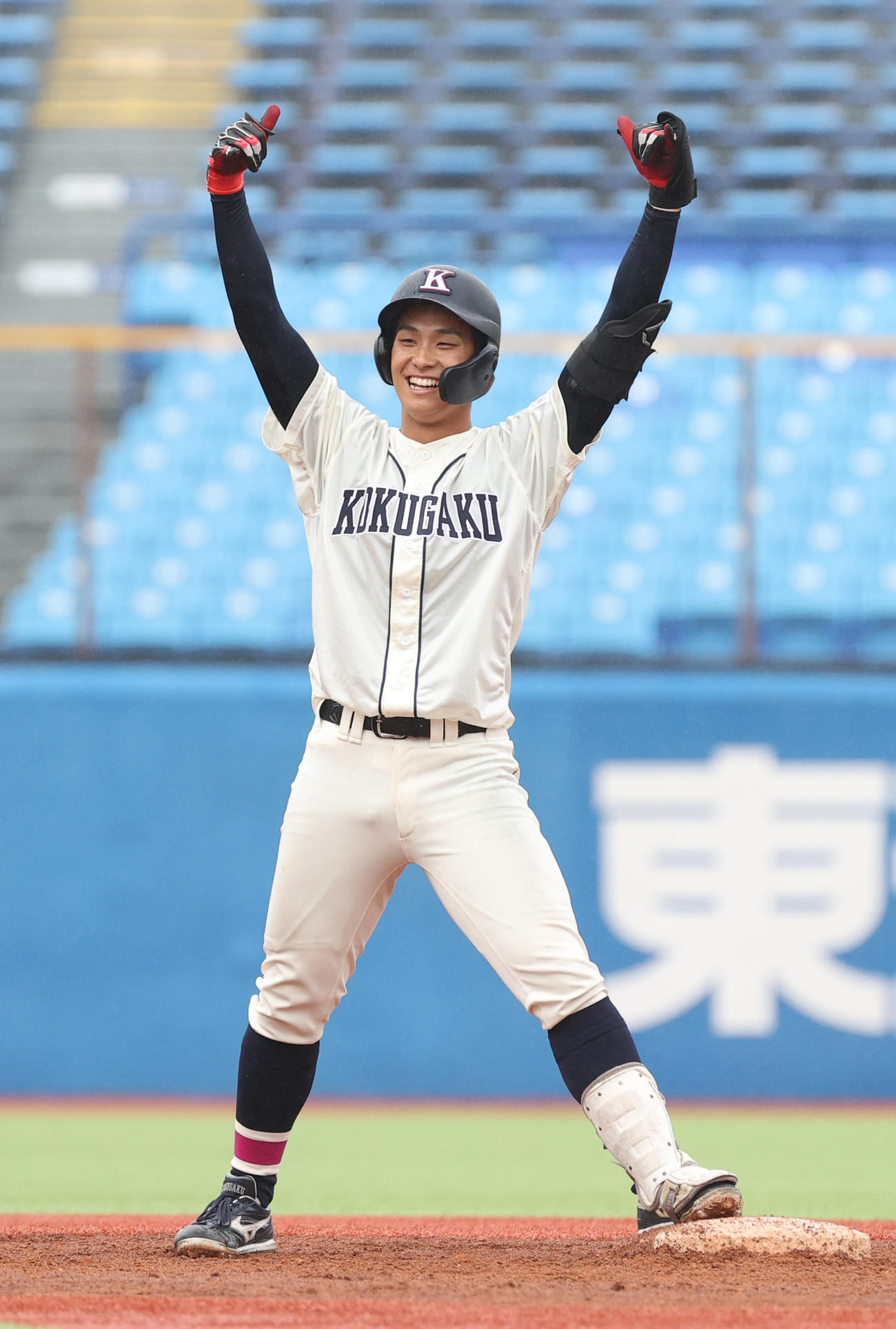 亜大対国学院大　7回裏国学院大1死二塁、石野は右翼線に適時二塁打を放ちガッツポーズする（撮影・柴田隆二）