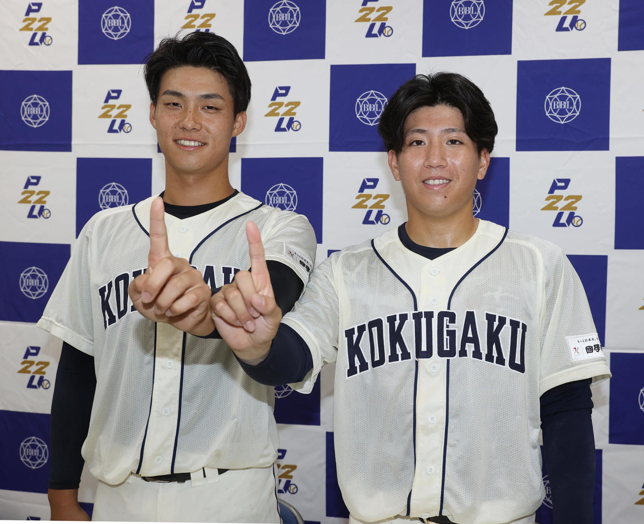 亜大対国学院大　勝利した国学院大・石野蓮授（左）と当山渚投手はポーズを決める（撮影・柴田隆二）