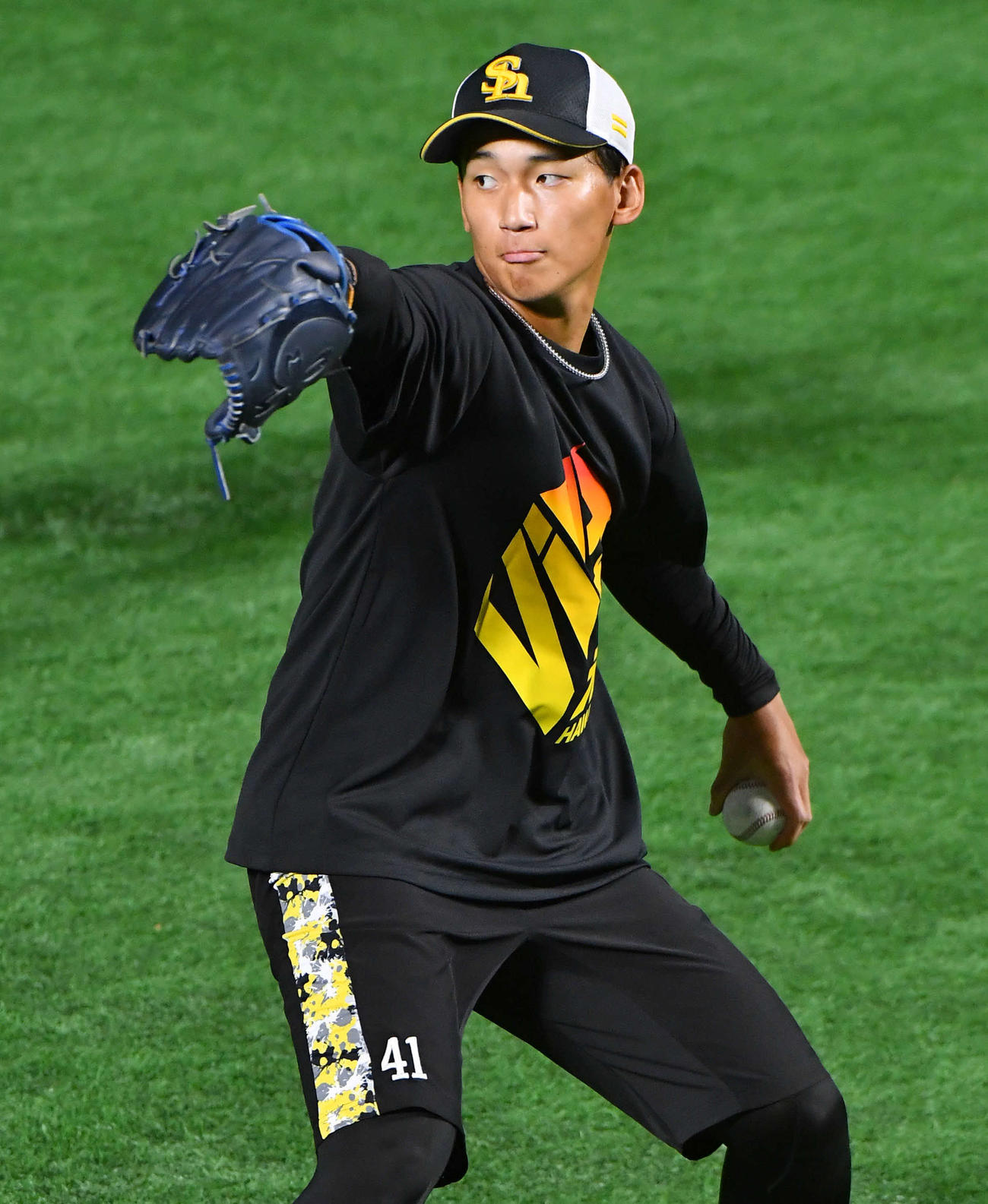 ソフトバンク対西武　キャッチボールを行う前田悠（撮影・岩下翔太）