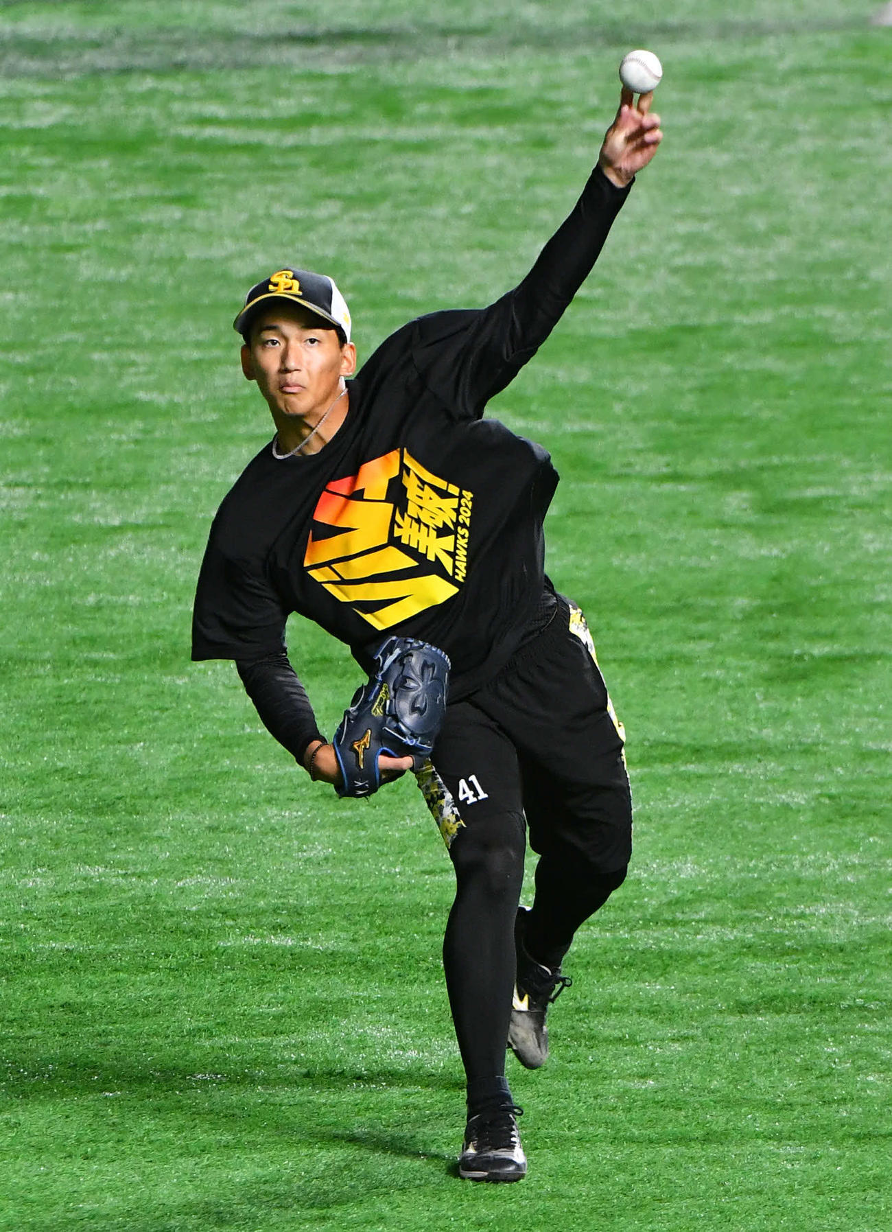 ソフトバンク対西武　キャッチボールを行う前田悠（撮影・岩下翔太）