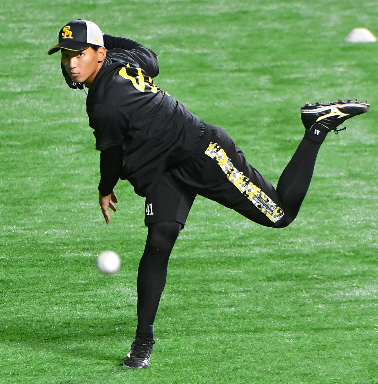 ソフトバンク対西武　キャッチボールを行う前田悠（撮影・岩下翔太）