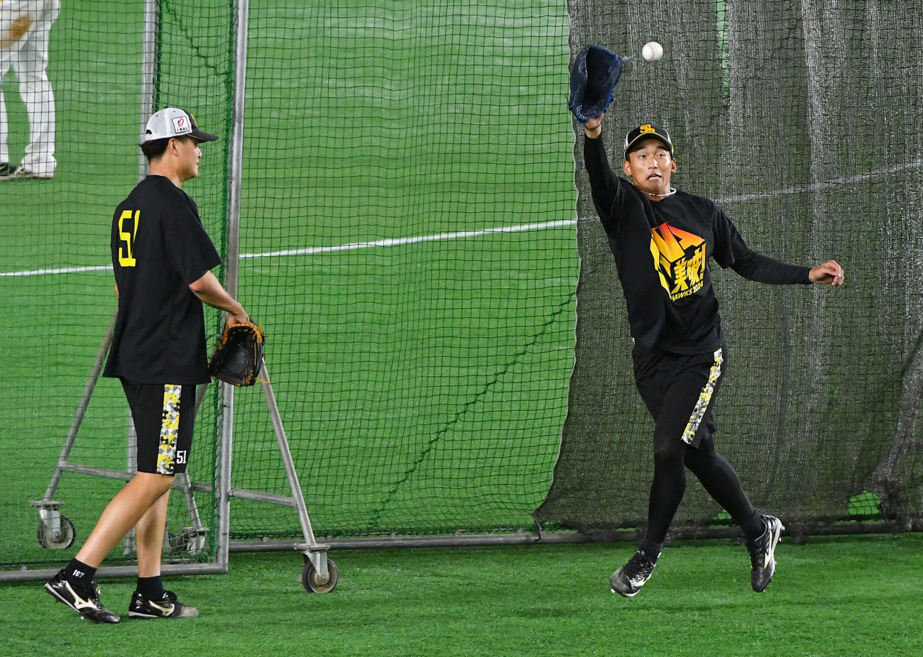 ソフトバンク対西武　ノックを受ける前田悠（右）と前田純（撮影・岩下翔太）