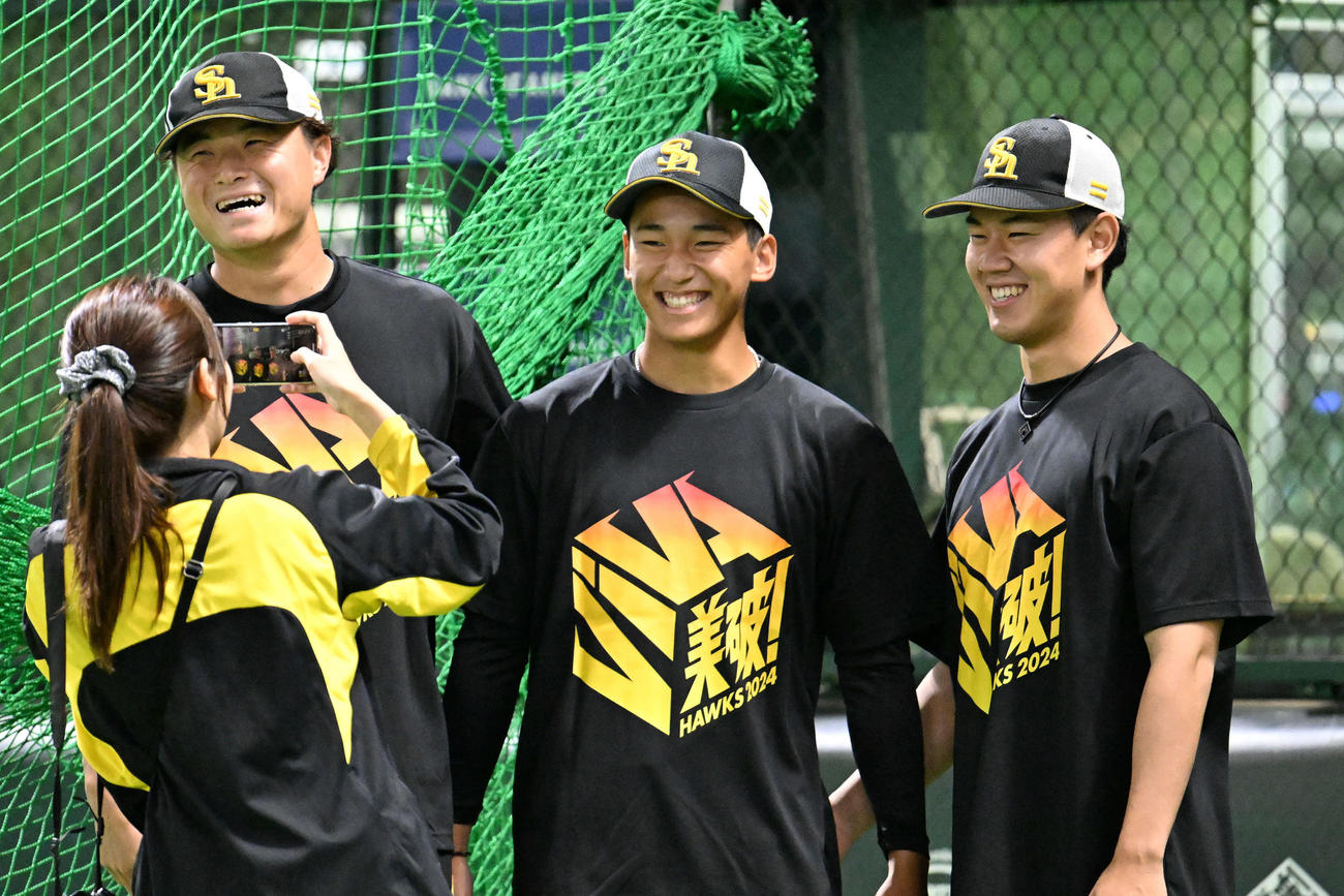 ソフトバンク対西武　笑顔を見せる（左から）前田純、前田悠、岩井（撮影・林敢治）