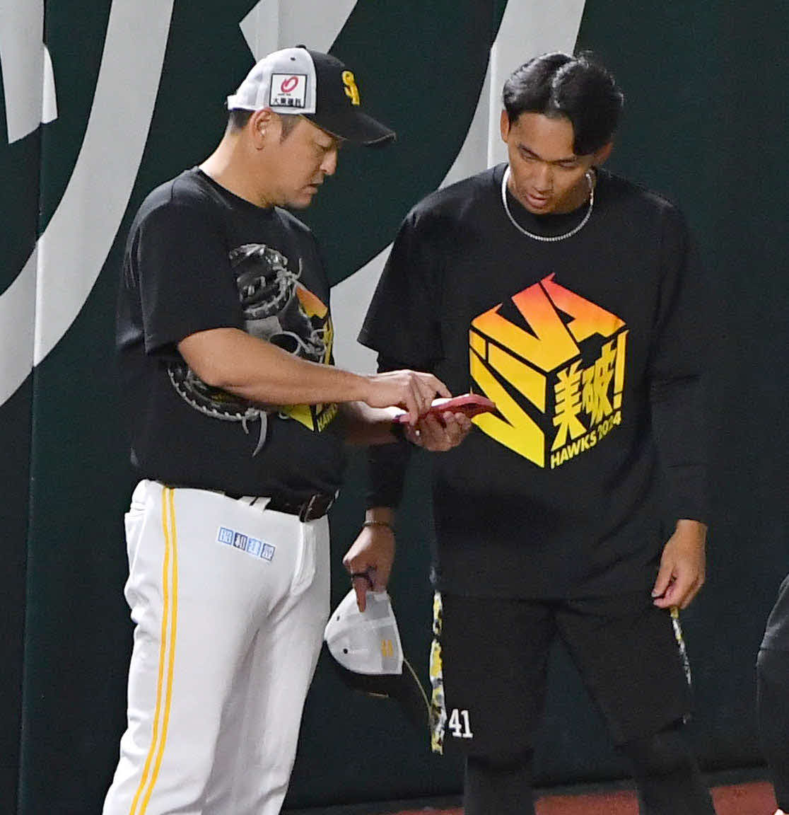 ソフトバンク対西武　倉野コーチ（左）と話す前田悠（撮影・岩下翔太）