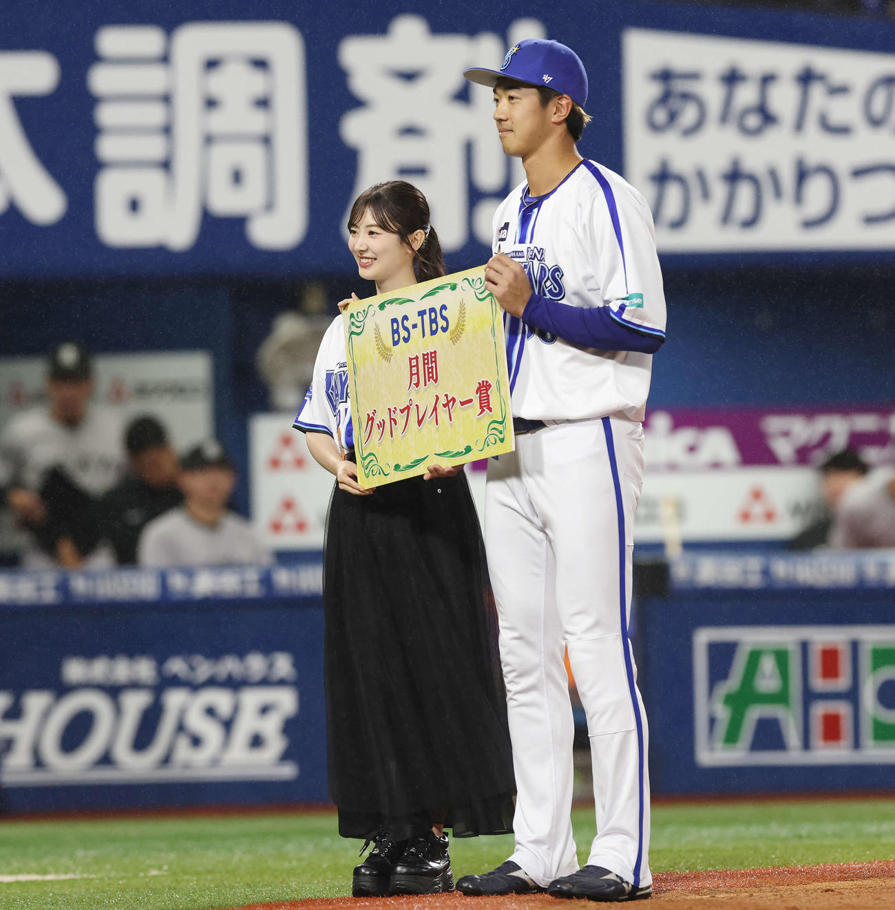 DeNA対巨人　試合前、BSーTBS月間グッドプレーヤー賞に輝いたDeNA梶原（右）を表彰する武藤十夢（撮影・宮地輝）