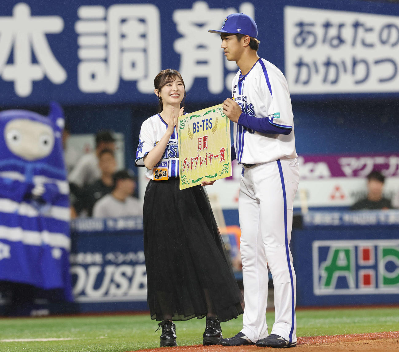 DeNA対巨人　試合前、BSーTBS月間グッドプレーヤー賞に輝いたDeNA梶原（右）を表彰する武藤十夢（撮影・宮地輝）