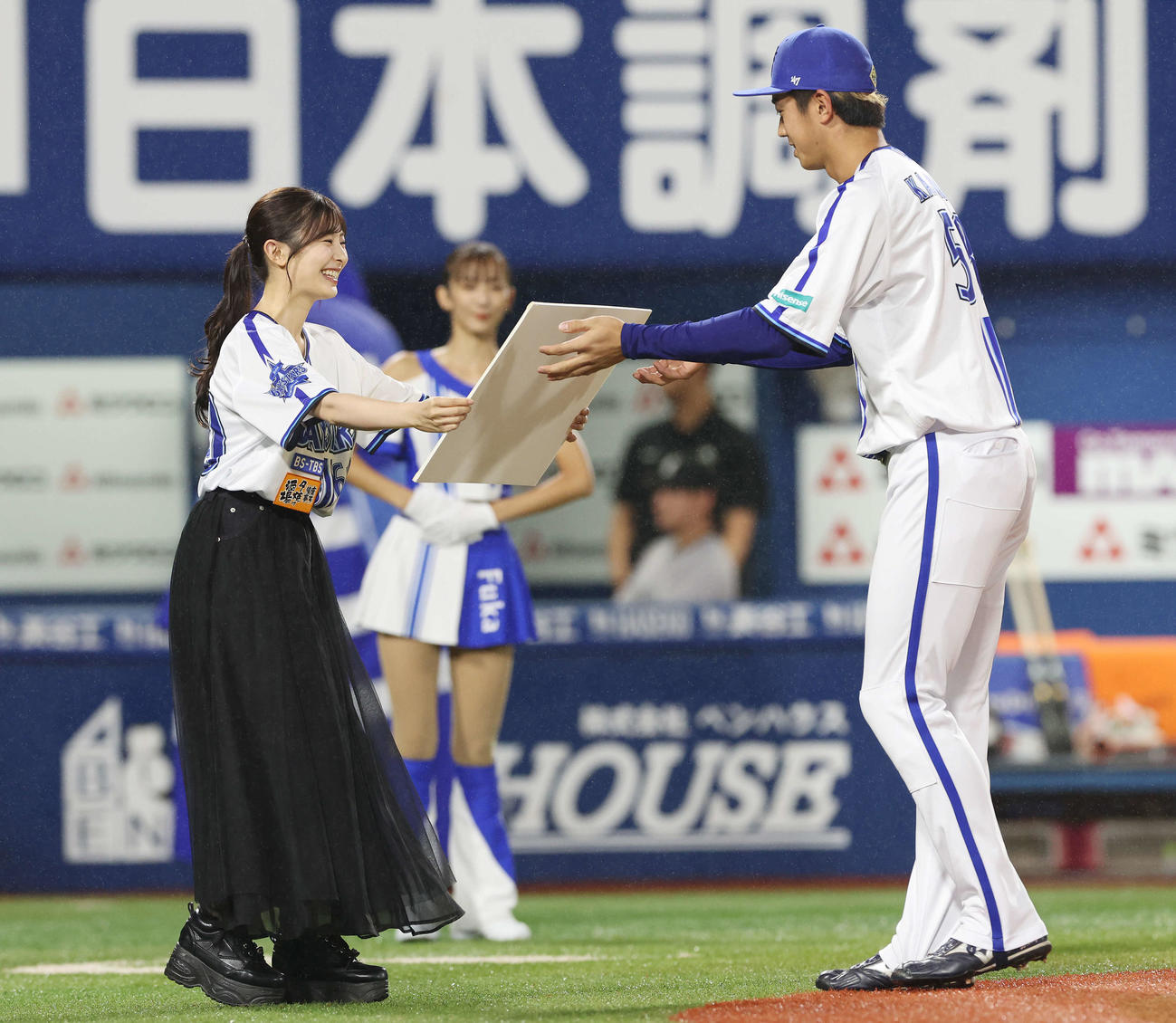 DeNA対巨人　試合前、BSーTBS月間グッドプレーヤー賞に輝いたDeNA梶原（右）を表彰する武藤十夢（撮影・宮地輝）