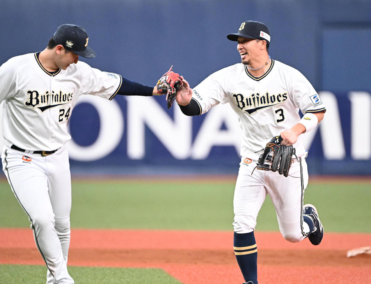 オリックス対ソフトバンク　7回表ソフトバンク2死一、二塁、柳町の打球を好捕し二塁封殺した安達（右）は紅林とタッチ（2023年10月9日撮影）