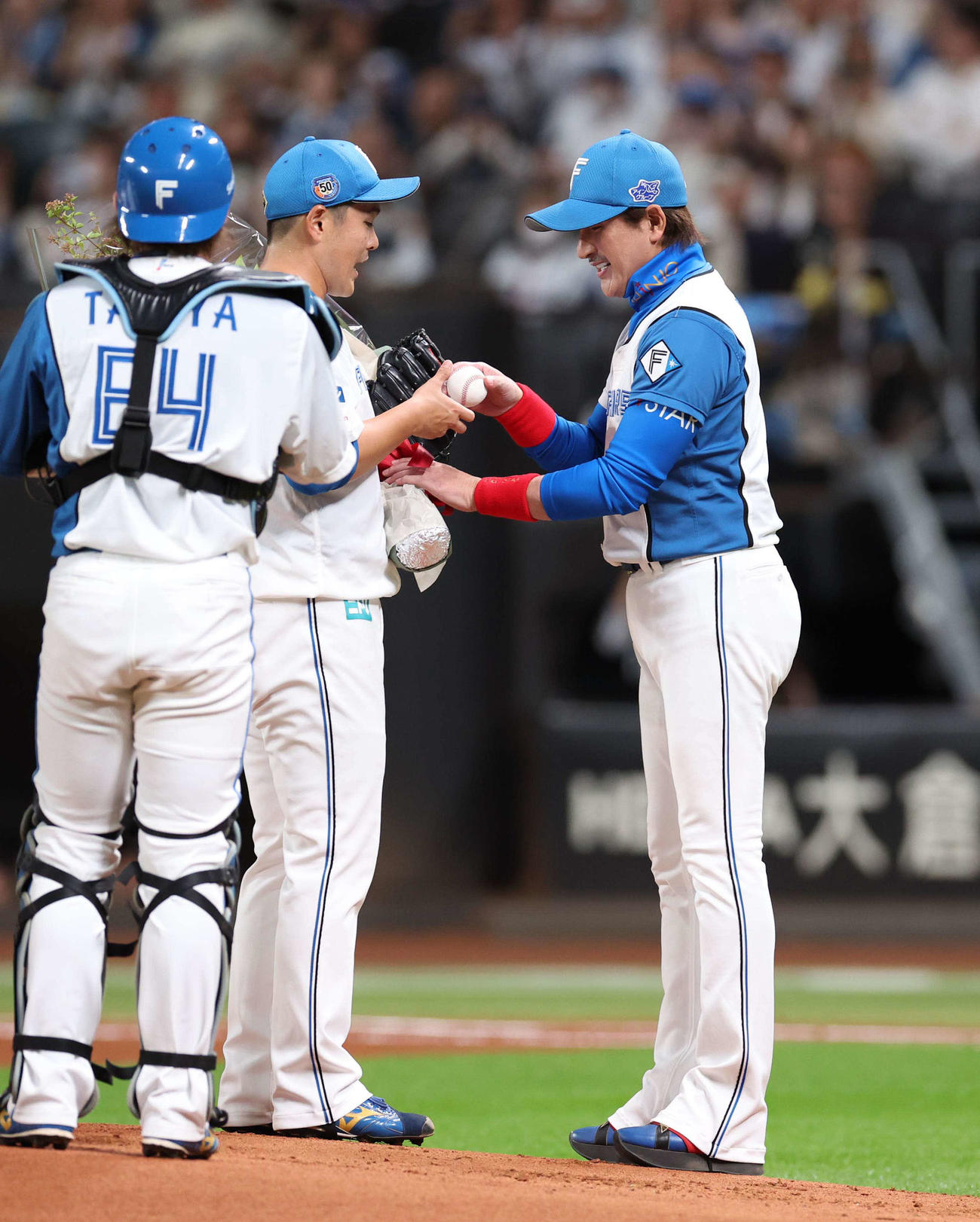 日本ハム対楽天　1回表、鍵谷に記念球を渡す新庄監督（撮影・黒川智章）