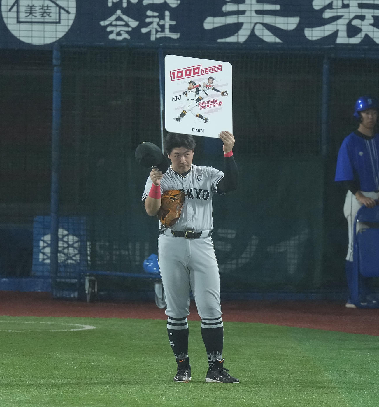 DeNA対巨人　5回終了で1000試合出場を達成した巨人岡本和（撮影・たえ見朱実）