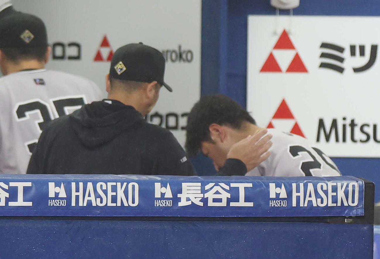 DeNA対巨人　5回裏を終え、通算1000試合出場を達成した巨人岡本和（右）は阿部監督にねぎらわれる（撮影・宮地輝）