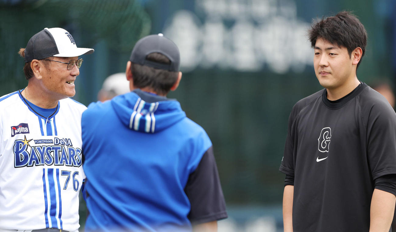 DeNA対巨人　試合前、DeNA田代打撃コーチ（左）と三浦監督（中央）と言葉を交わす巨人岡本和（撮影・宮地輝）