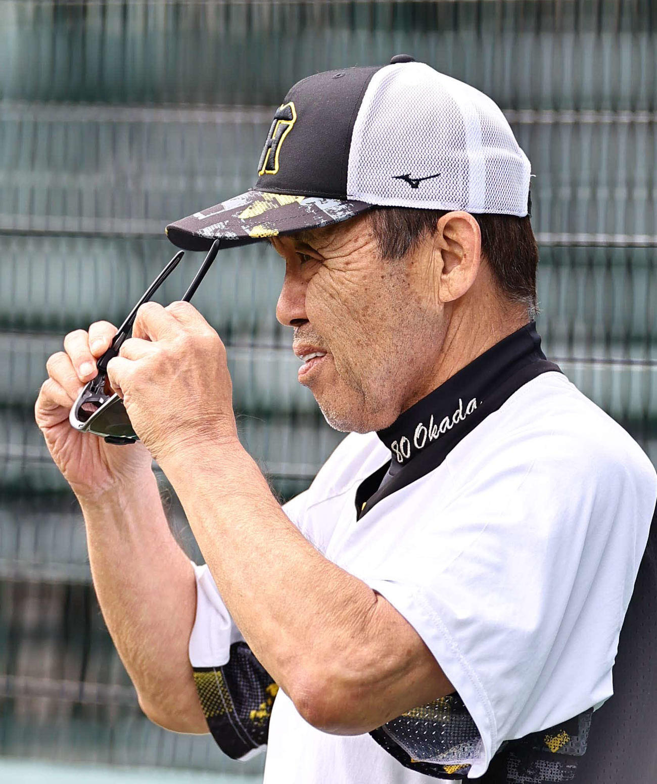 ナインの練習を見守る岡田監督（撮影・上田博志）