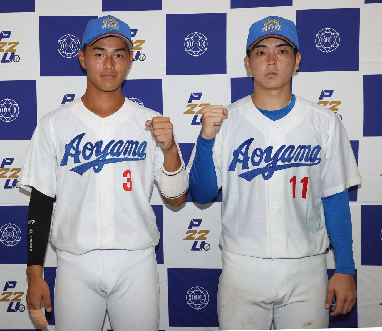 青学大対日大　勝利した青学大・西川（左）と中西投手はガッツポーズする（撮影・柴田隆二）