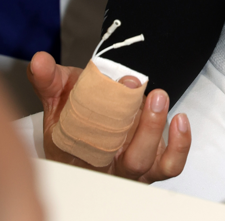 青学大対日大　死球を受けた右手指をテーピングした青学大・西川（撮影・柴田隆二）
