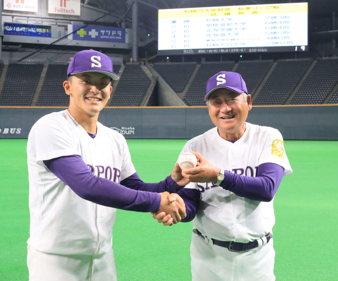 札幌大の長谷（左）は上原監督に勝利球をプレゼントする（撮影・保坂果那）