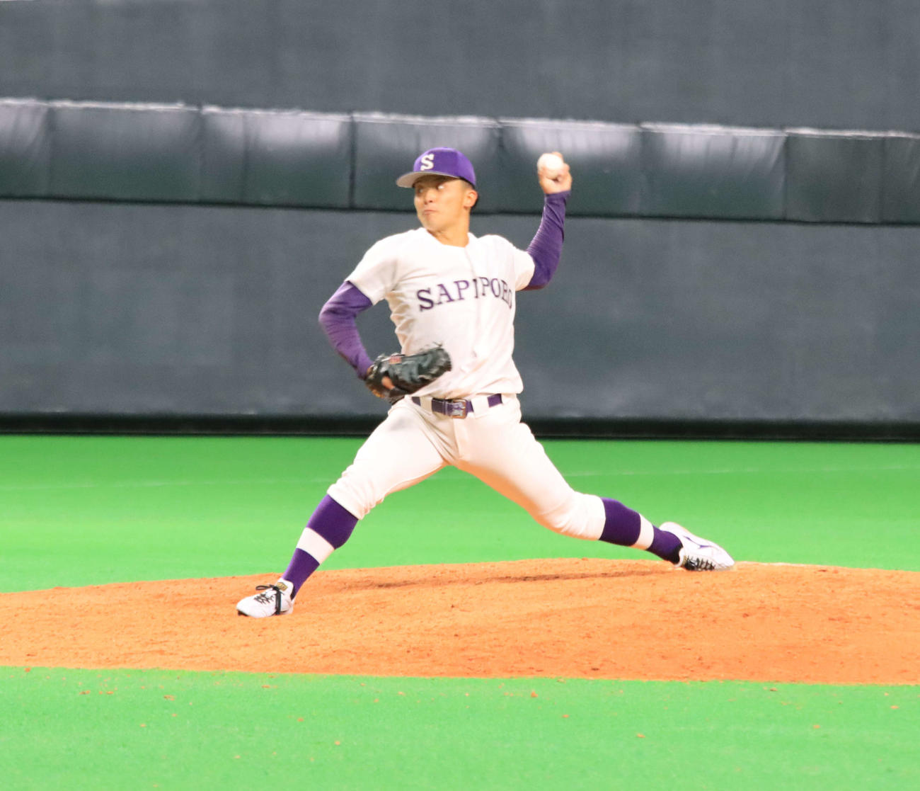 8回から登板した札幌大の長谷（撮影・保坂果那）