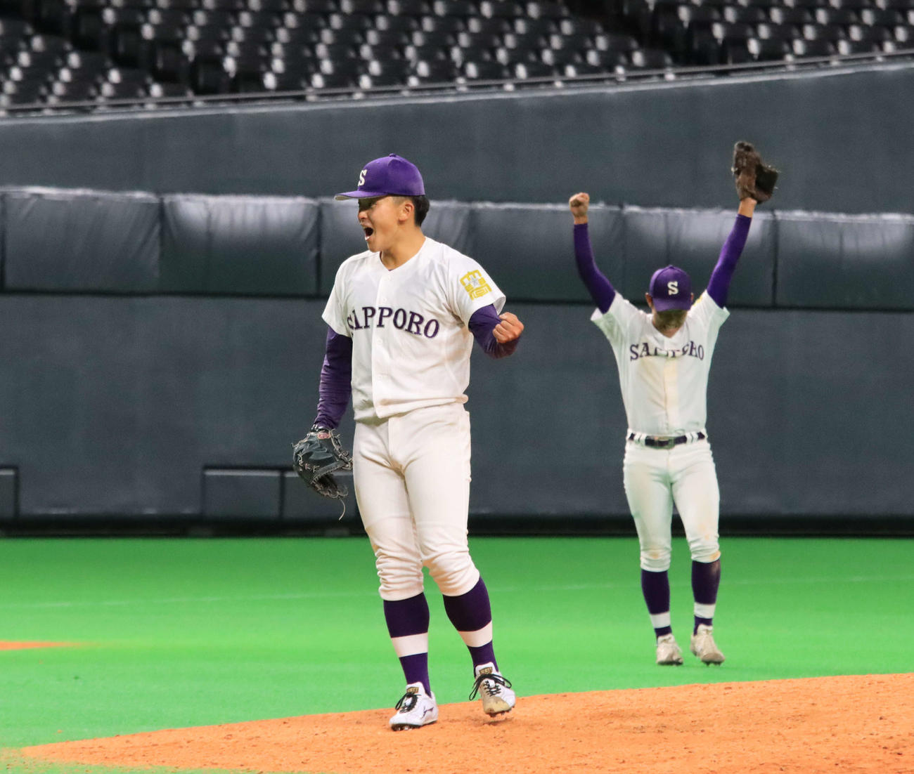 勝利が決まった瞬間ガッツポーズする札幌大の長谷（撮影・保坂果那）