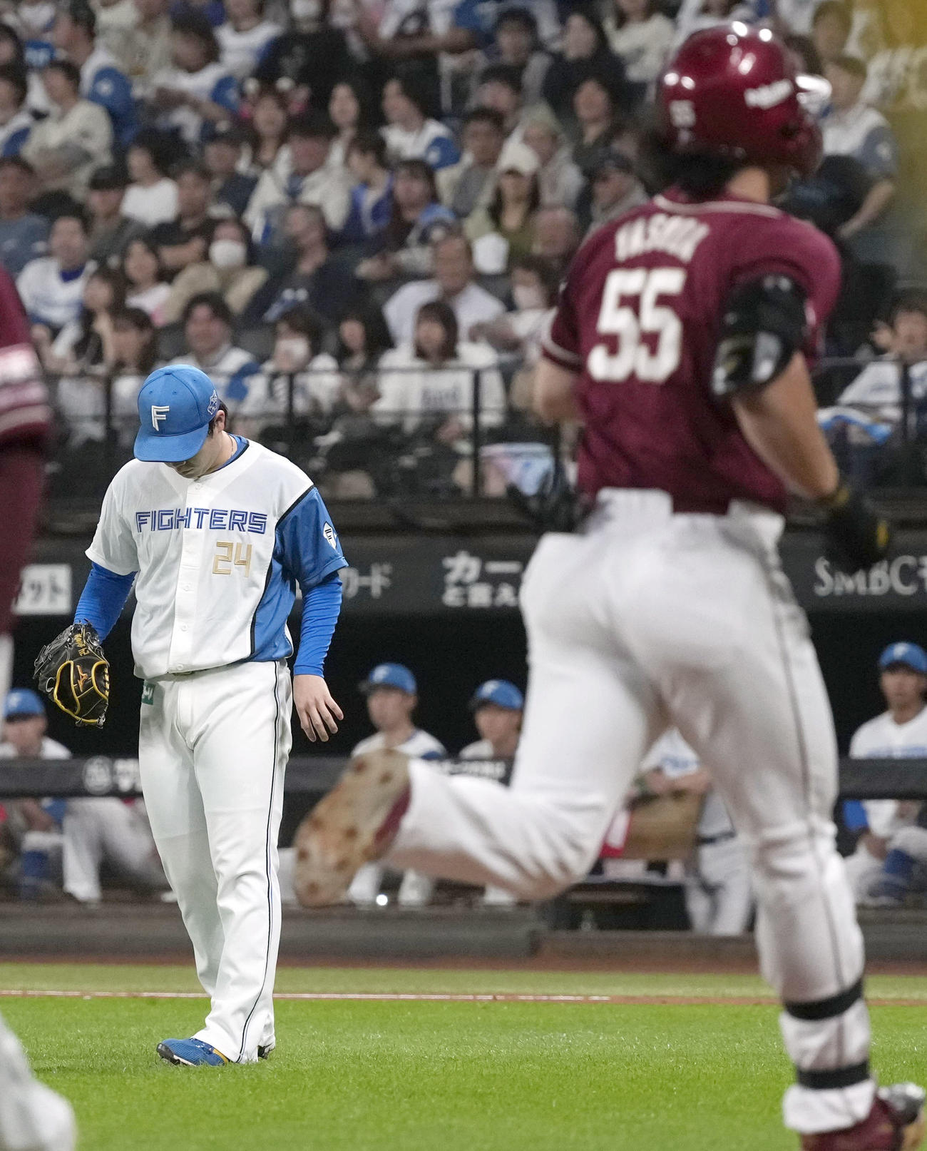 1回、楽天の安田（手前）に先制3ランを浴びた日本ハム金村（共同）