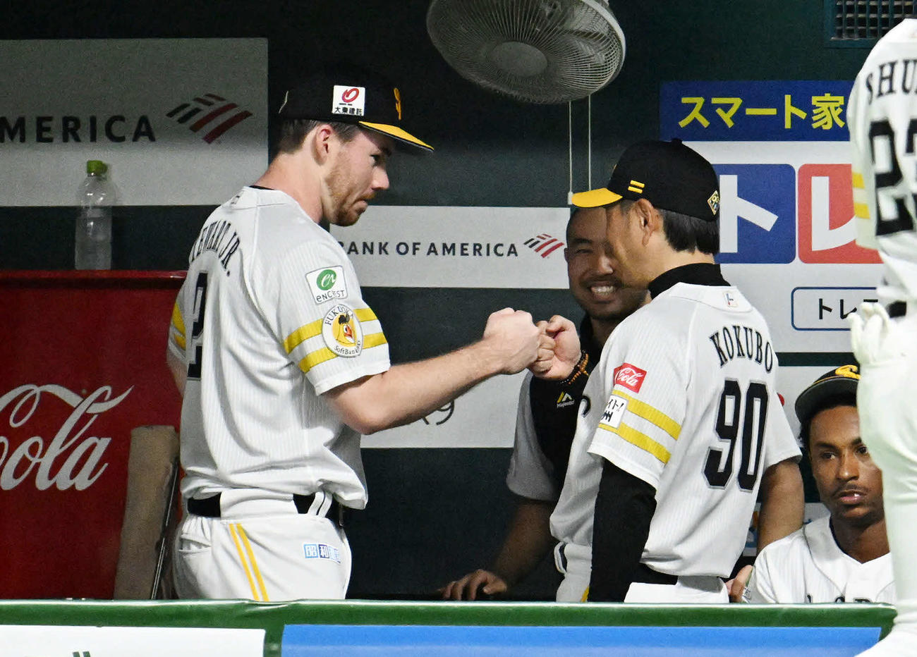 ソフトバンク対西武　5回表終わり、小久保監督（右）とグータッチを交わすスチュワート（撮影・林敢治）