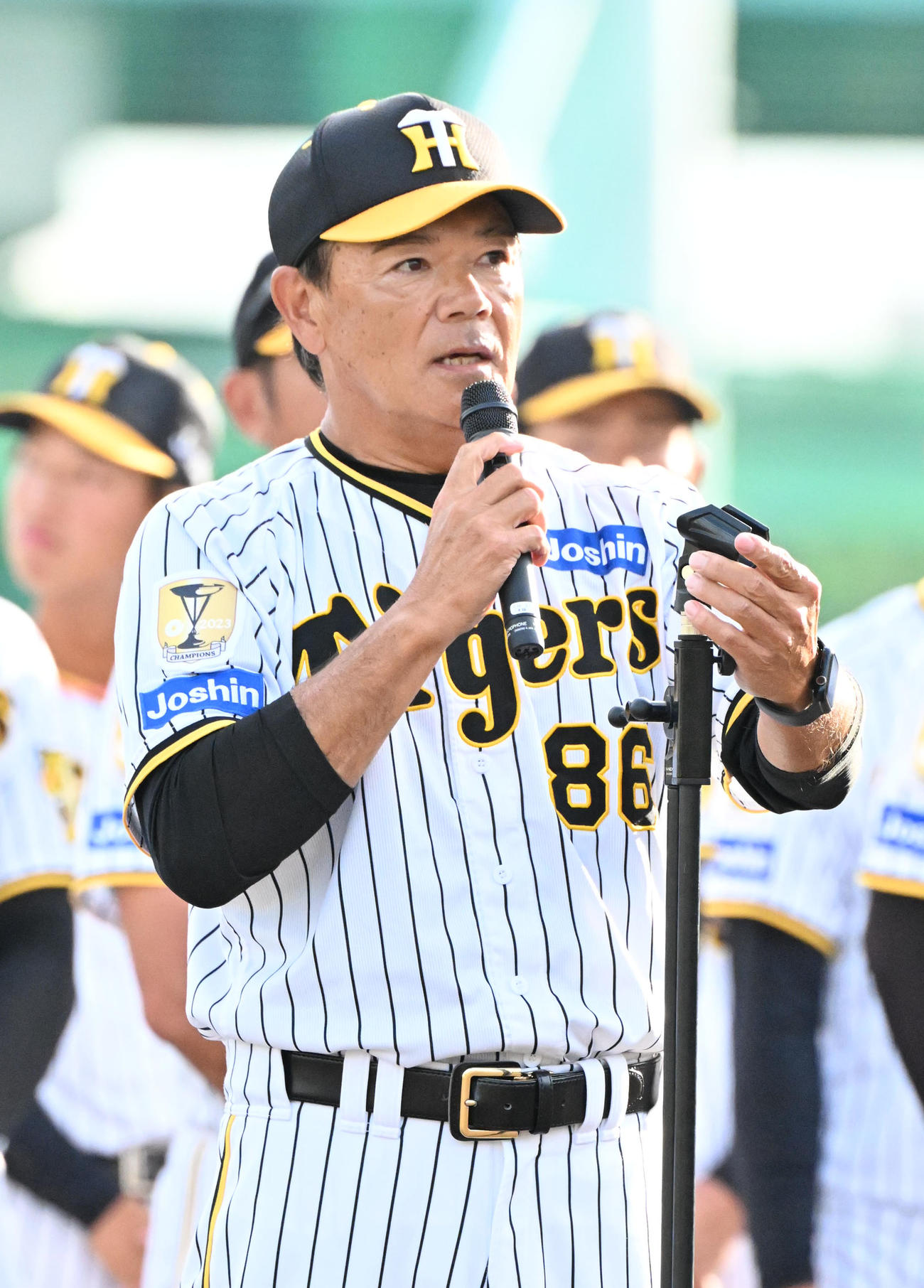 ファンらにあいさつをする和田2軍監督（撮影・石井愛子）