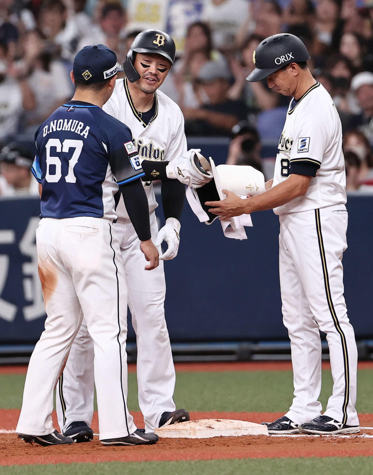 オリックス対西武　7回裏オリックス2死、T－岡田は右前打を放ち、ベース上で笑顔（2024年9月24日撮影）