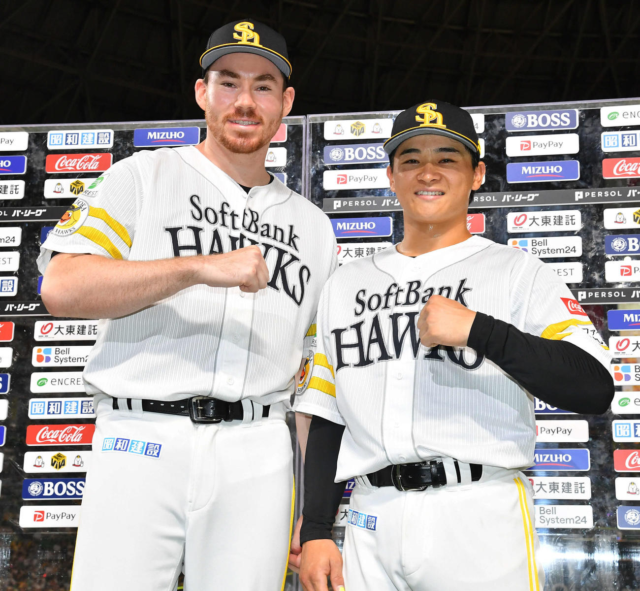 ソフトバンク対西武　西武に勝利し、ポーズを決めるスチュワート（左）と谷川原（撮影・岩下翔太）