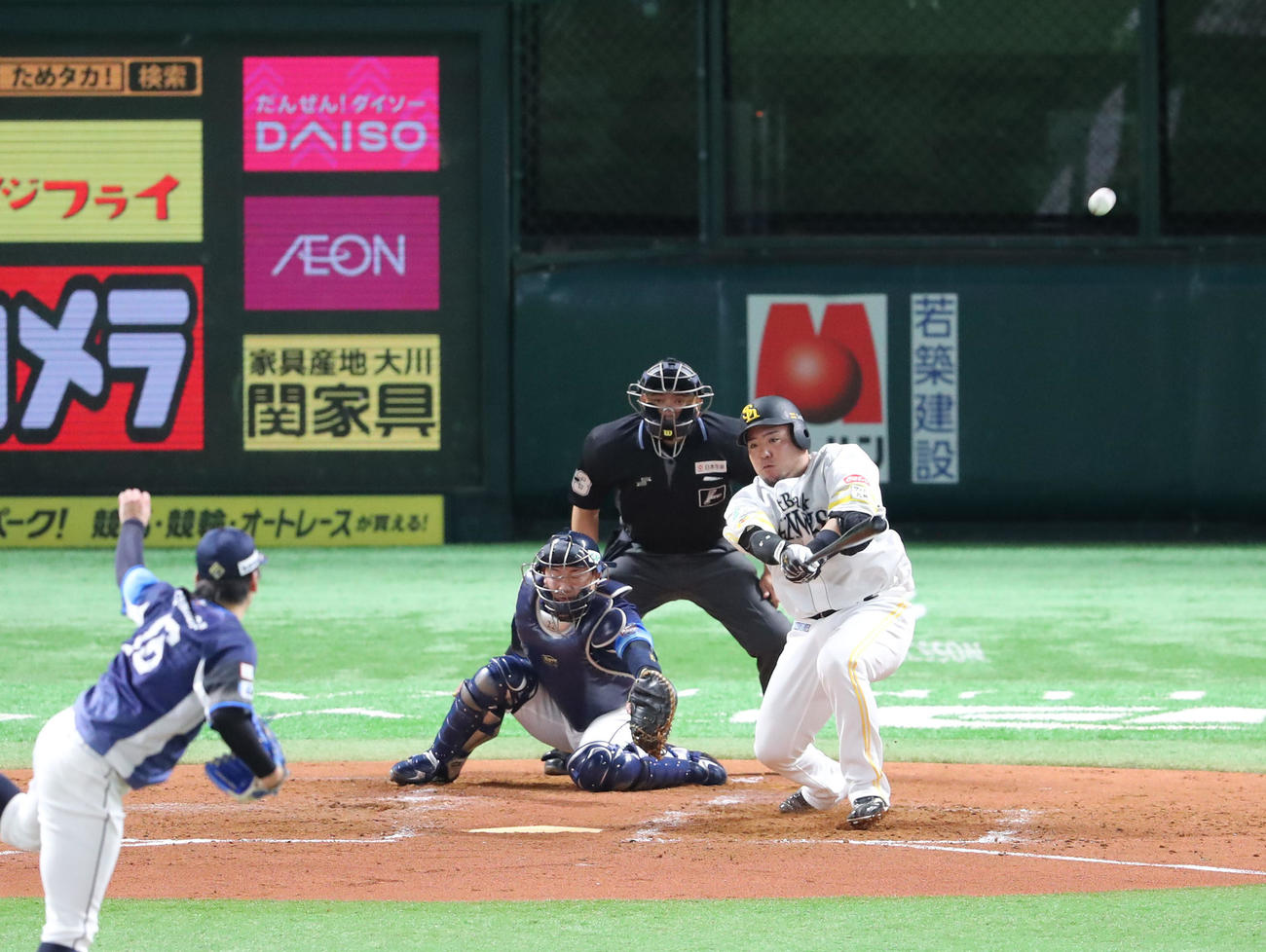 ソフトバンク対西武　4回裏ソフトバンク2死、山川は左越えに先制本塁打を放つ（撮影・梅根麻紀）