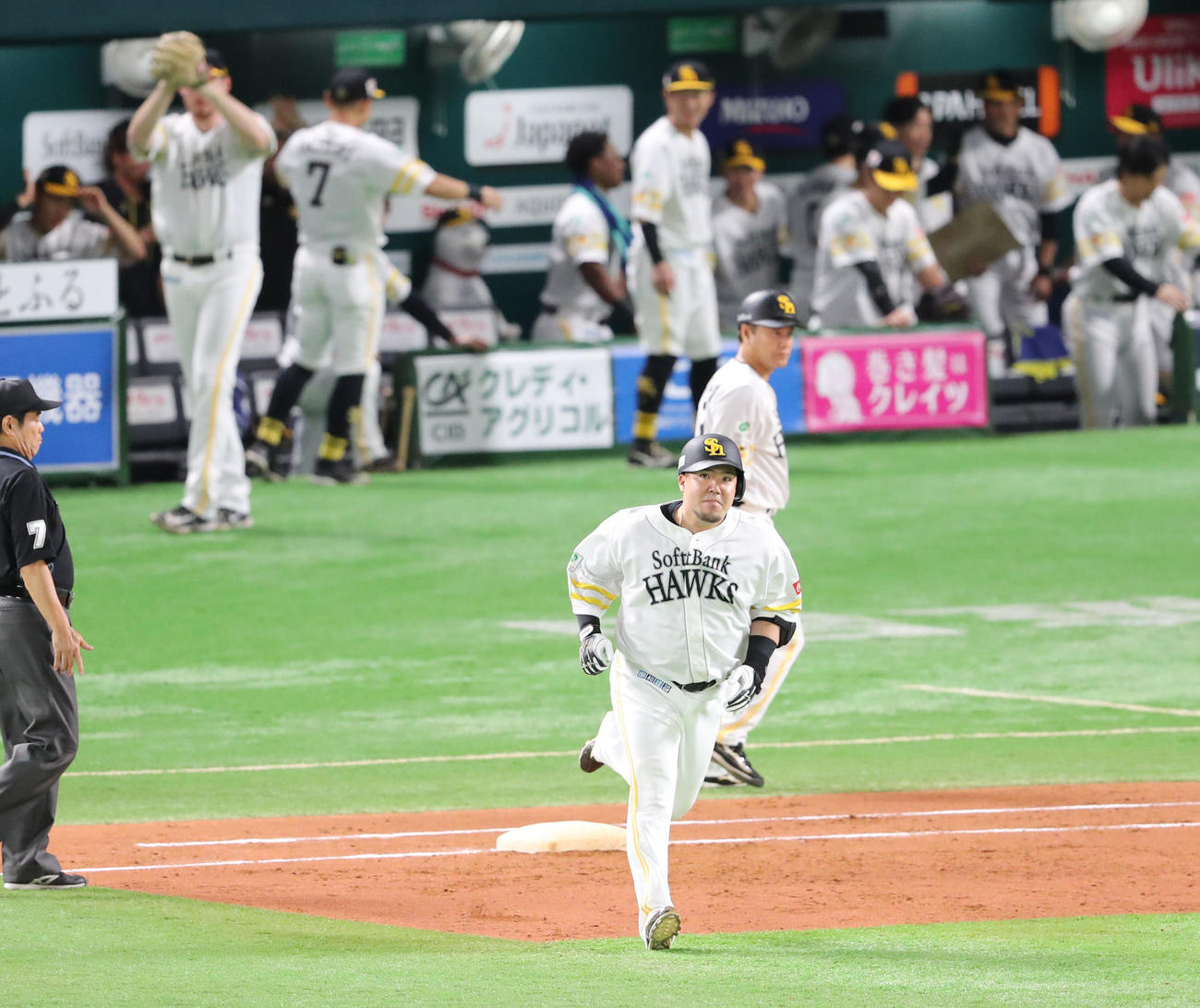 ソフトバンク対西武　4回裏ソフトバンク2死、山川は左越えに先制本塁打を放つ（撮影・梅根麻紀）