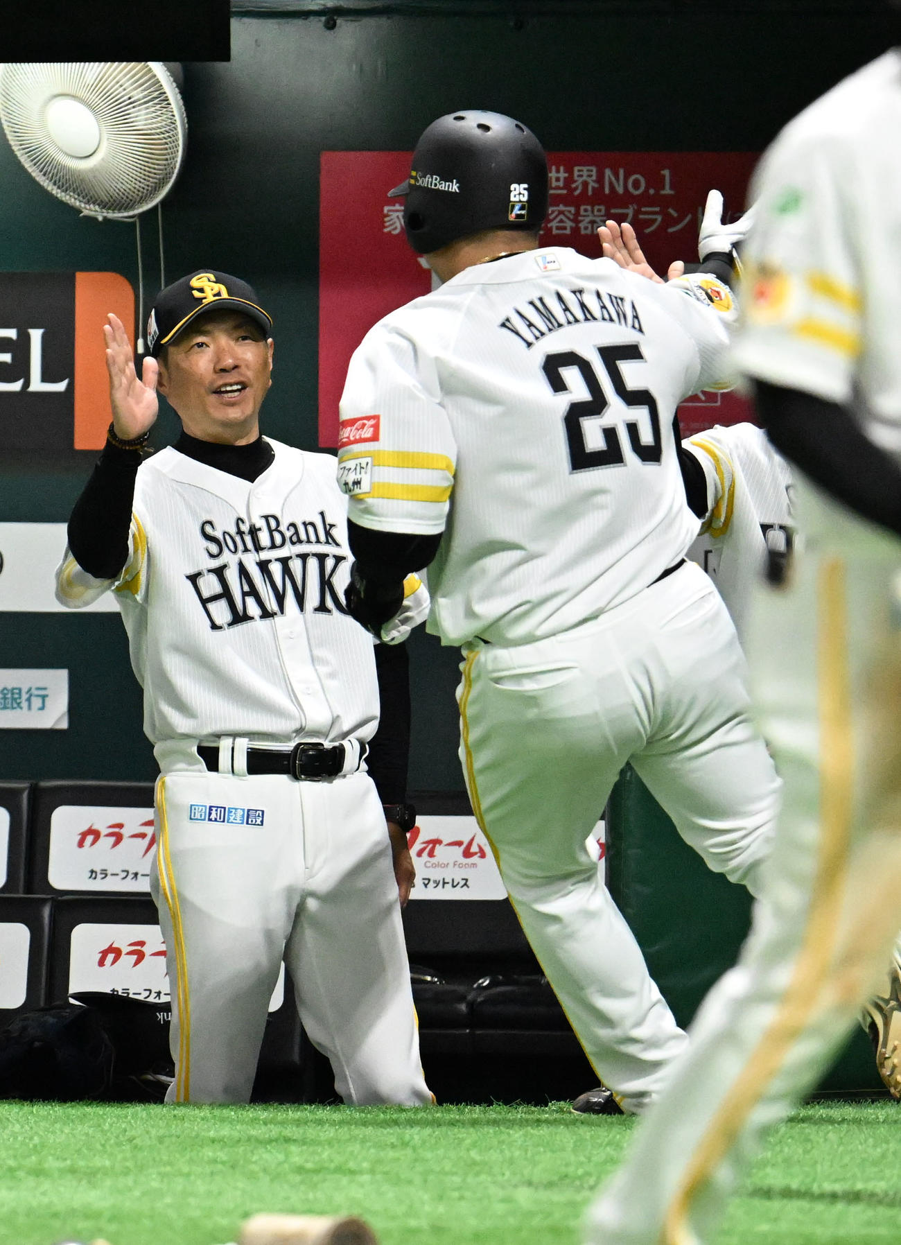 ソフトバンク対西武　4回裏ソフトバンク2死、山川（右）は先制本塁打を放ち小久保監督とタッチを交わす（撮影・林敢治）