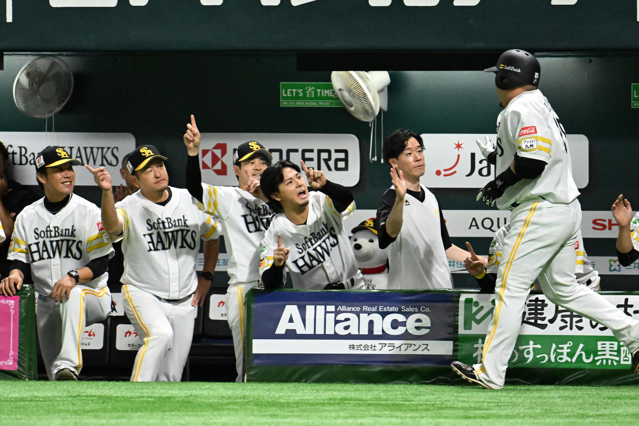 ソフトバンク対西武　4回裏ソフトバンク2死、山川（右）は先制本塁打を放ちナインとタッチを交わす（撮影・林敢治）