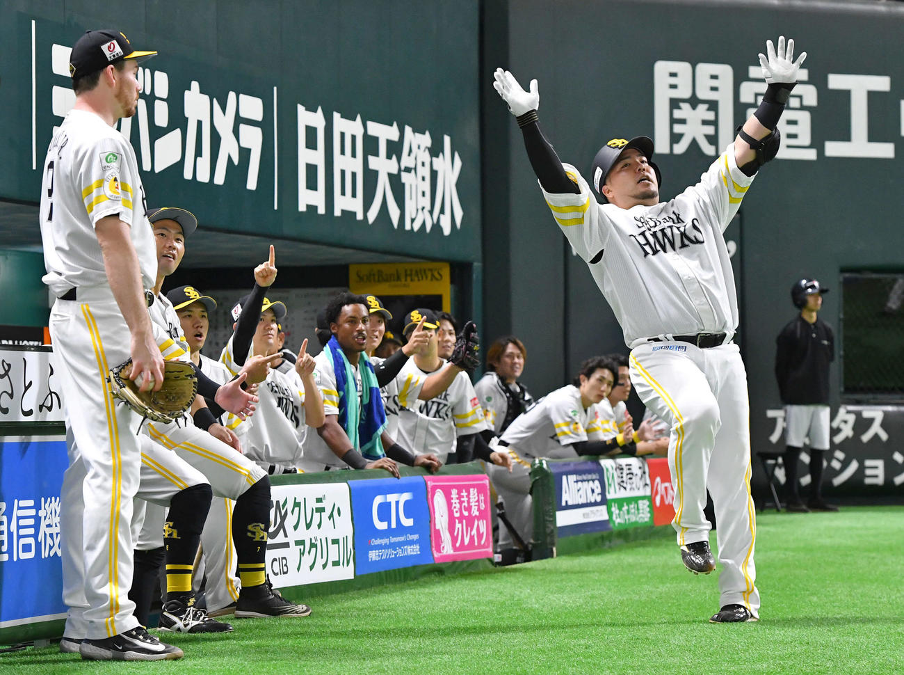 ソフトバンク対西武　4回裏ソフトバンク2死、先制の左越え本塁打を放ち、どすこいポーズを決める山川（撮影・岩下翔太）