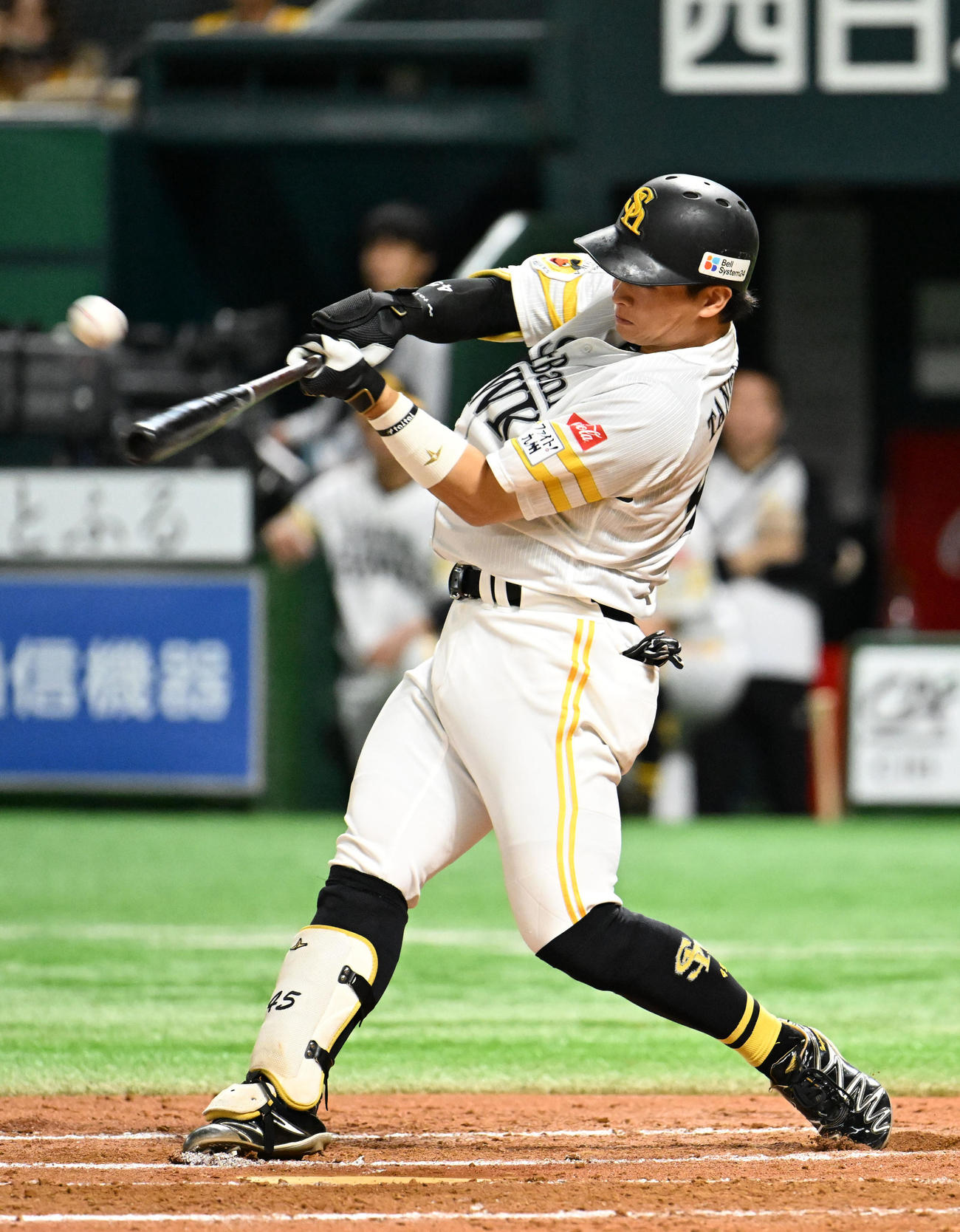 ソフトバンク対西武　7回裏ソフトバンク2死一塁、谷川原は適時三塁打を放つ（撮影・林敢治）