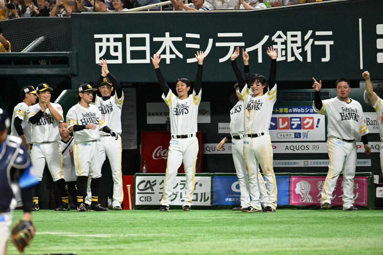 ソフトバンク対西武　7回裏ソフトバンク2死一塁、谷川原の適時三塁打に歓喜するホークスナイン（撮影・林敢治）