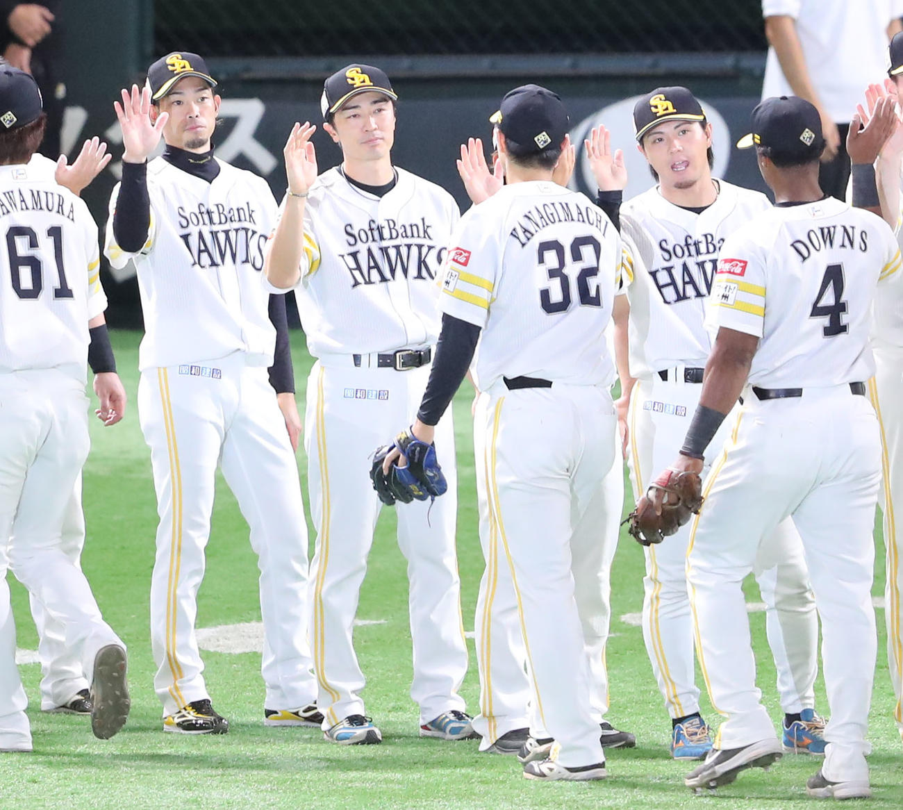 ソフトバンク対西武　西武に勝利しナインを出迎える和田（撮影・梅根麻紀）