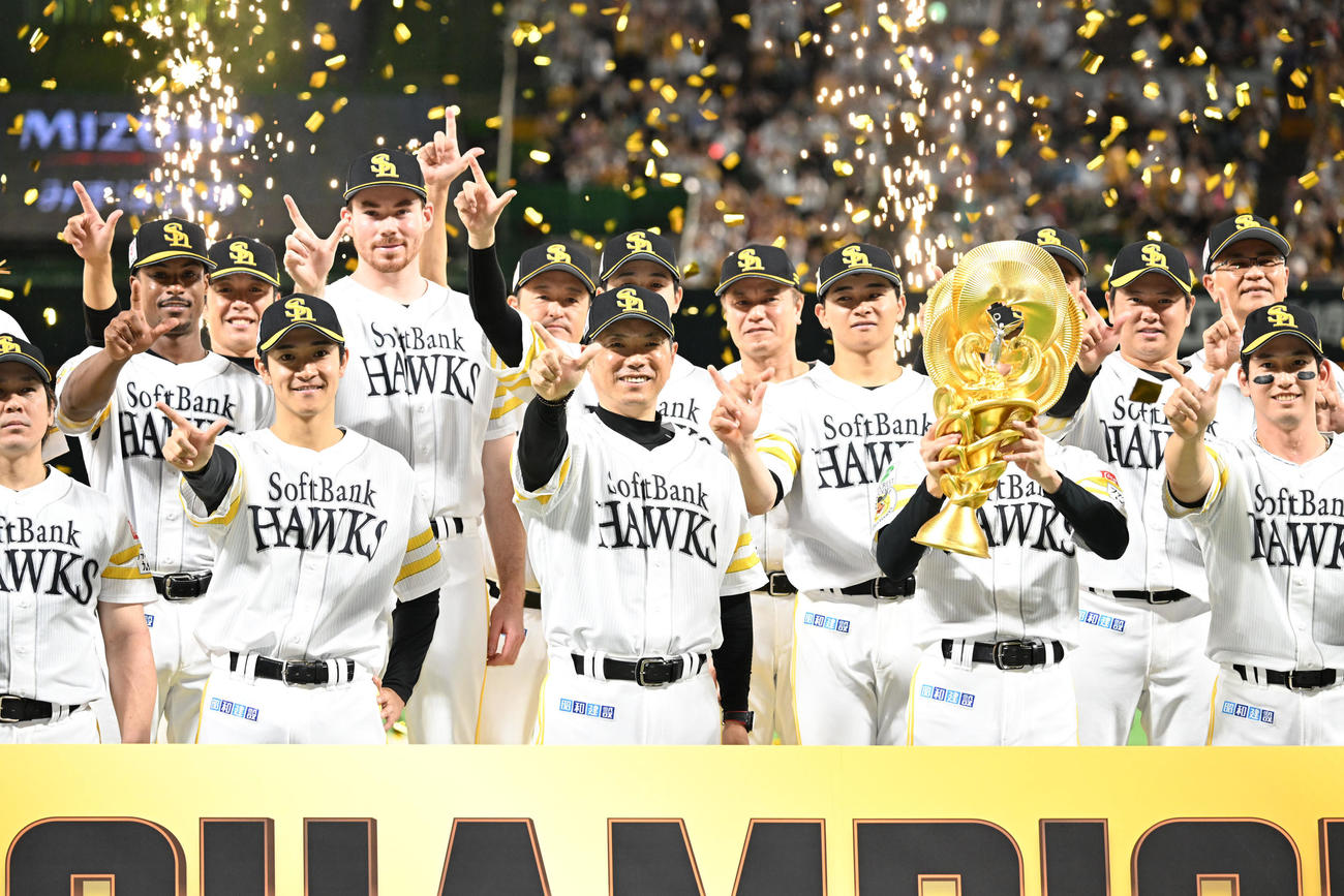 ソフトバンク対西武　VIVAポーズで記念撮影に収まる小久保監督（中央）とホークス選手ら（撮影・林敢治）