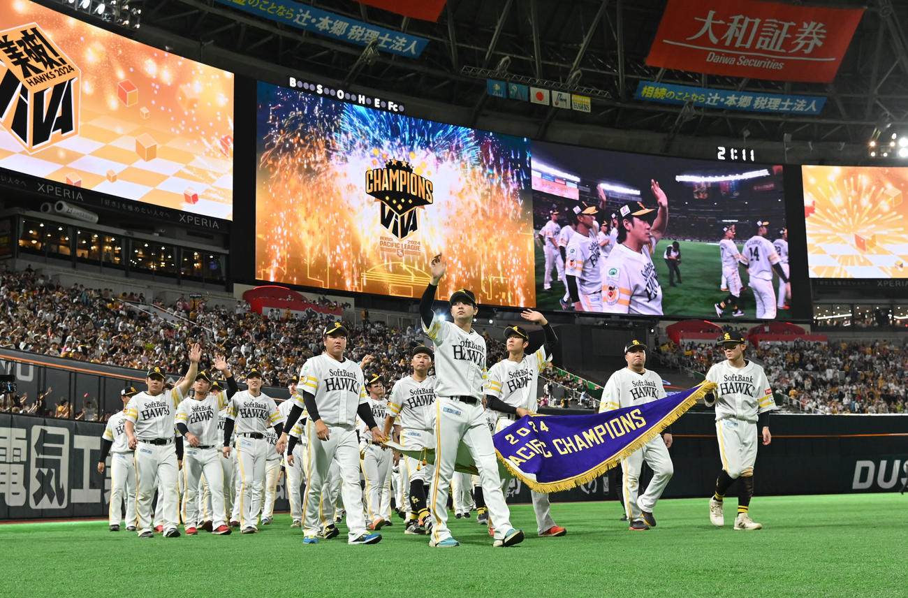 ソフトバンク対西武　パリーグ優勝を決めファンの声援に応えるホークス選手ら（撮影・林敢治）