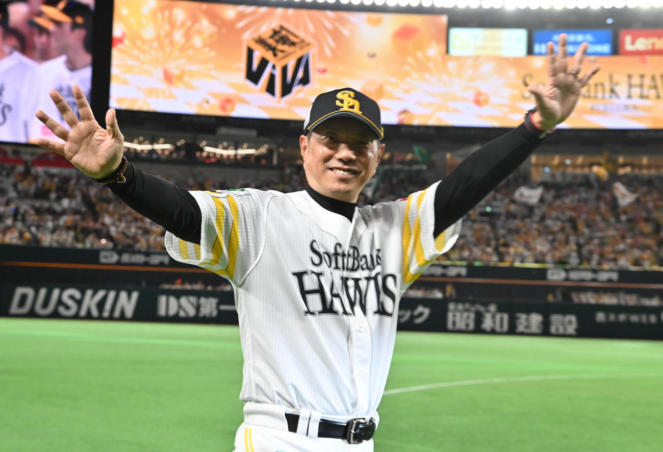 ソフトバンク対西武　パリーグ優勝を決めファンの声援に応える小久保監督（撮影・林敢治）