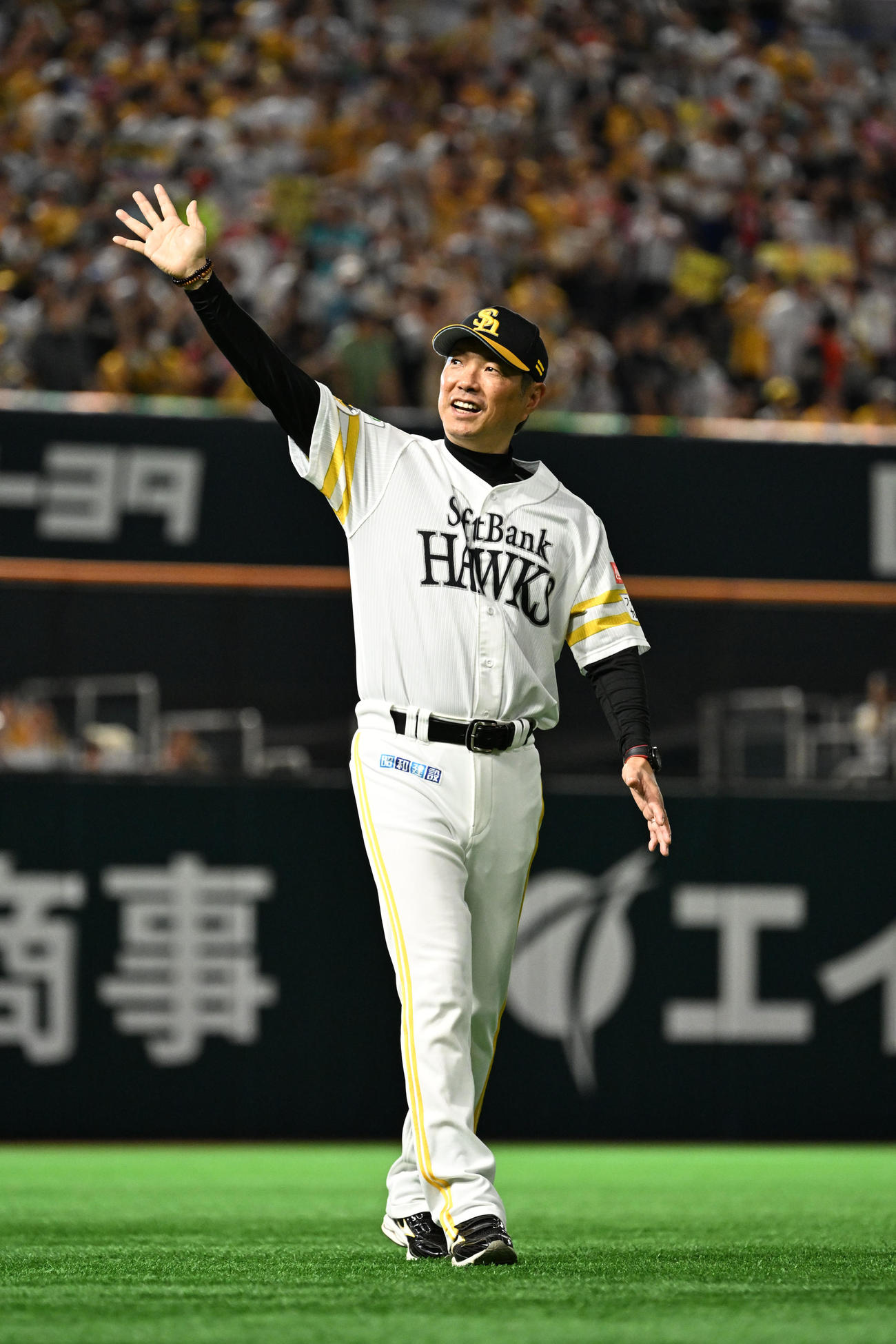 ソフトバンク対西武　パリーグ優勝を決めファンの声援に応える小久保監督（撮影・林敢治）