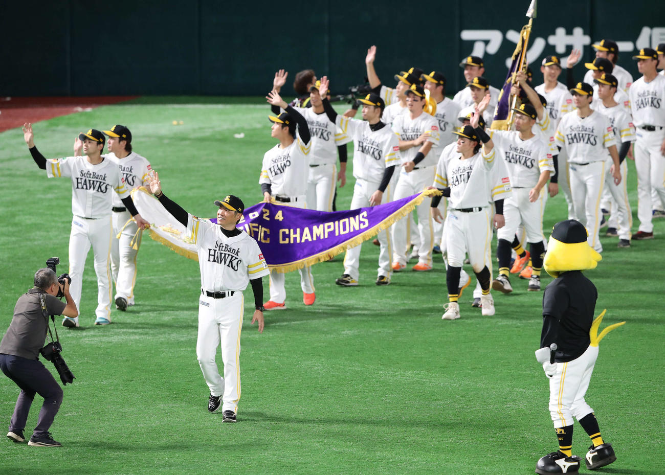 ソフトバンク対西武　優勝セレモニーで小久保監督を先頭に場内一周をするソフトバンクナイン（撮影・梅根麻紀）