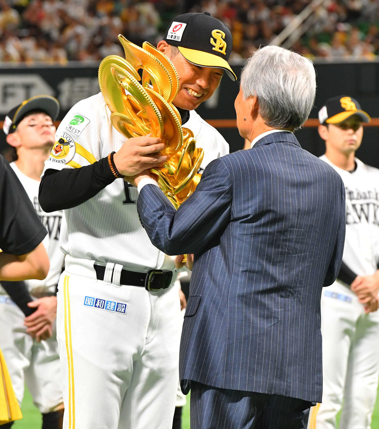 ソフトバンク対西武　試合後に行われたリーグ優勝セレモニーでトロフィーを授与され、笑顔を見せる小久保監督（撮影・岩下翔太）