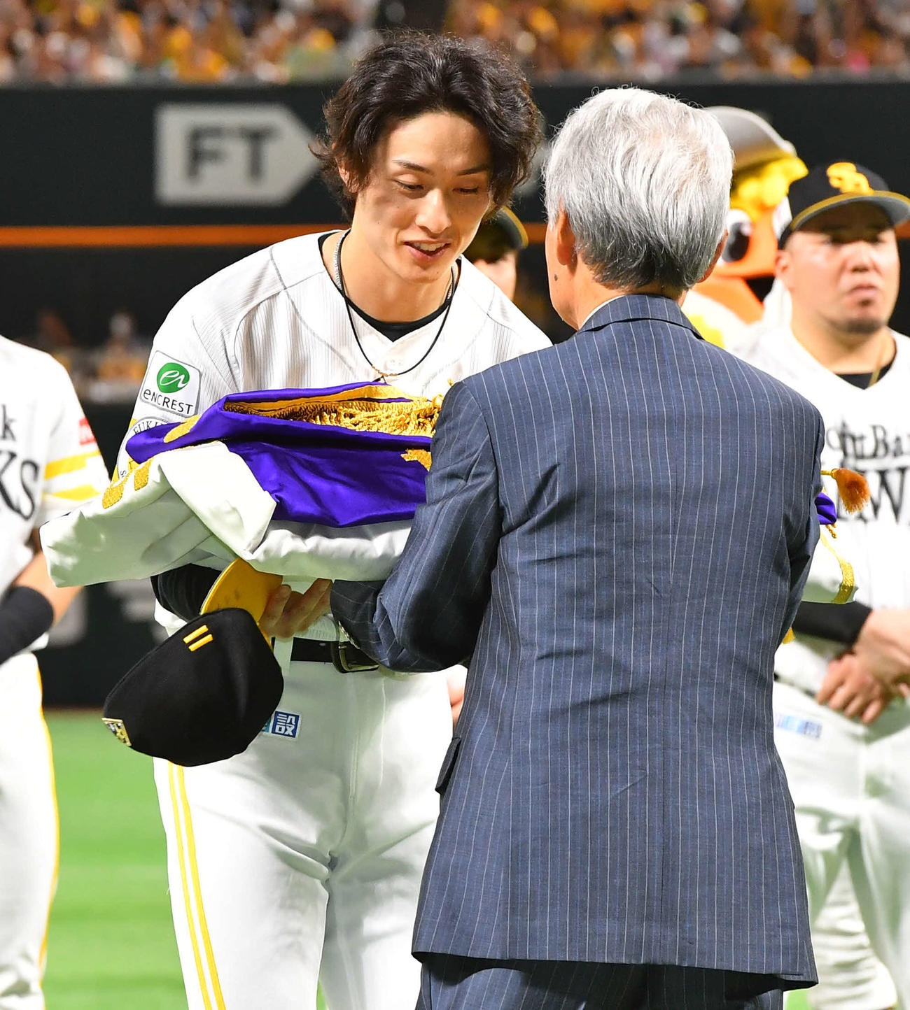 ソフトバンク対西武　試合後に行われたリーグ優勝セレモニーでペナントを授与される周東（撮影・岩下翔太）