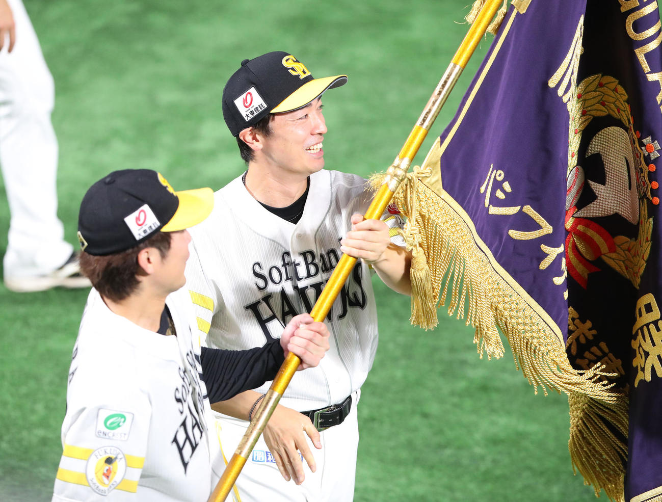 ソフトバンク対西武　優勝セレモニーで優勝旗を笑顔で持つ和田（撮影・梅根麻紀）