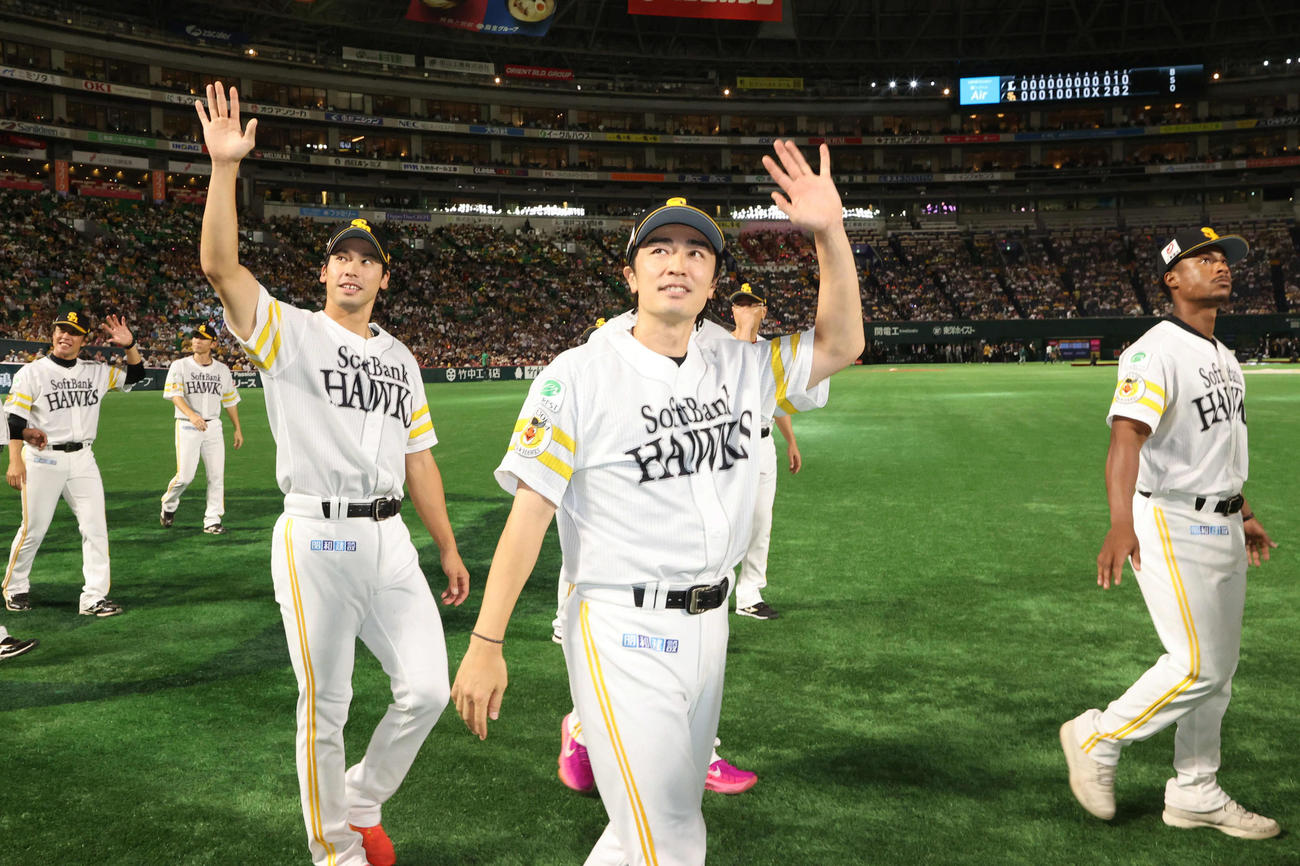 ソフトバンク対西武　試合後に行われたリーグ優勝セレモニーで、ファンに手を振りながら場内を一周する和田（中央）らソフトバンクナイン