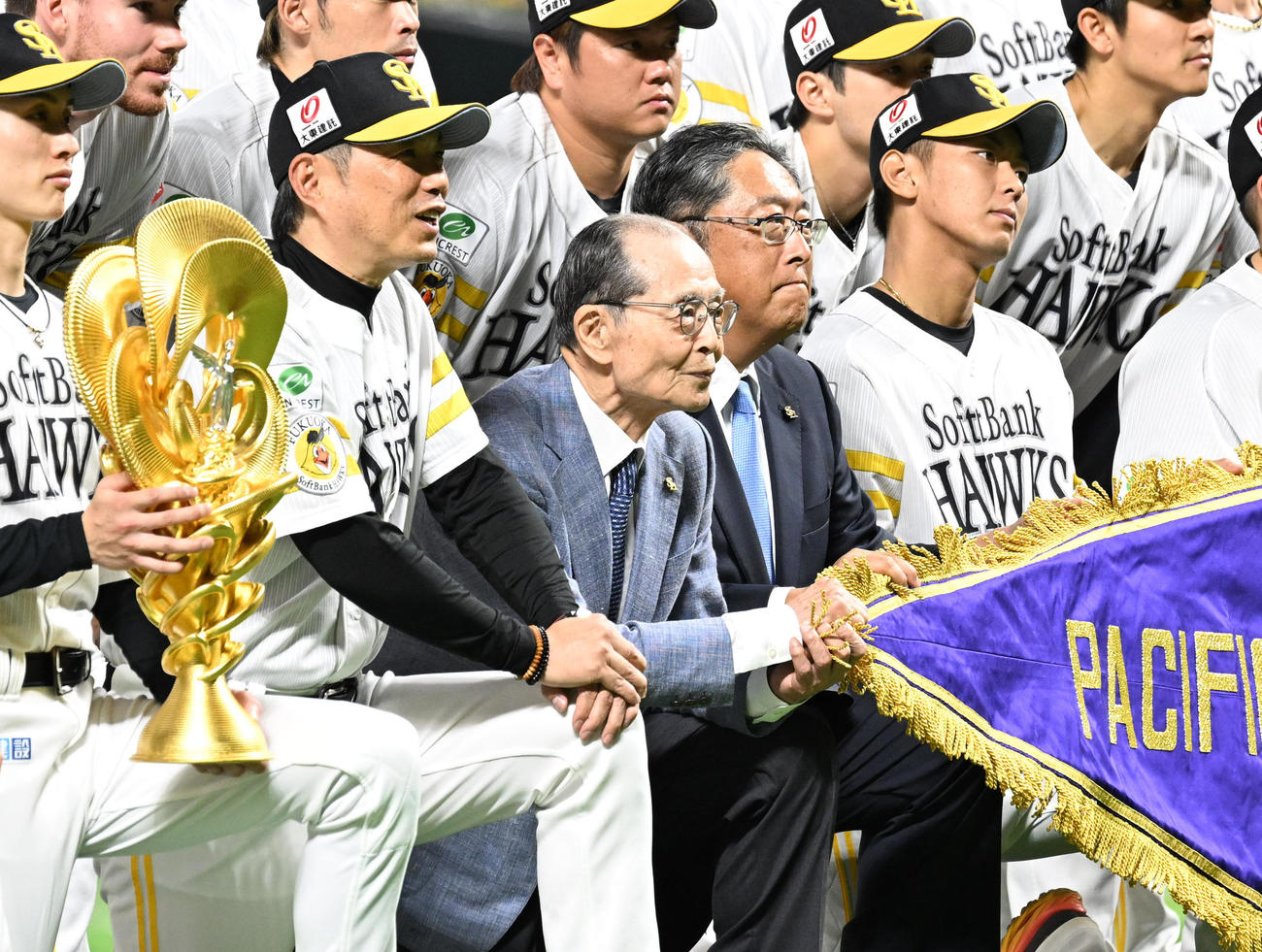 ソフトバンク対西武　記念撮影に応じる王会長（中央）（撮影・林敢治）