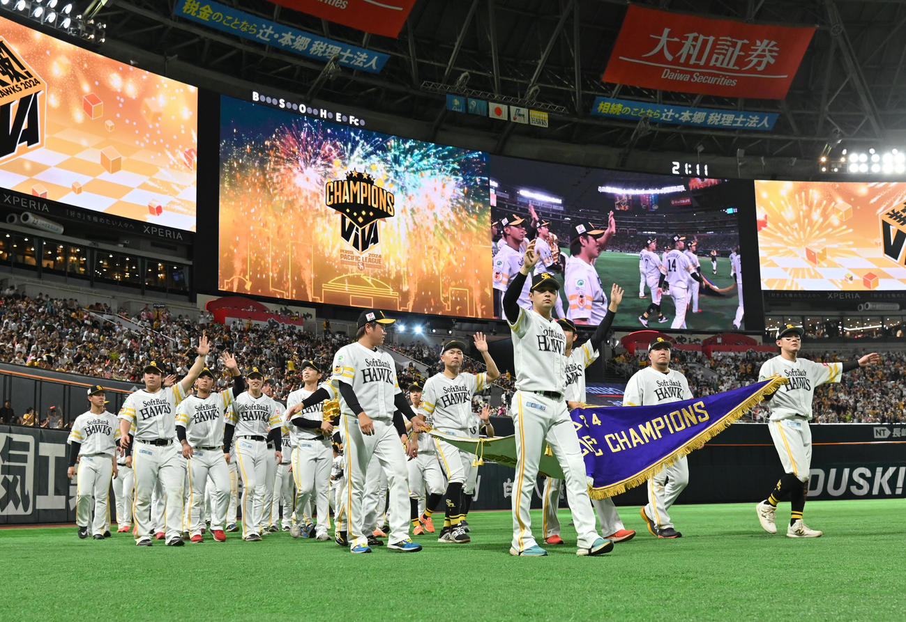 ソフトバンク対西武　パリーグ優勝を決めファンの声援に応えるホークス選手ら（撮影・林敢治）