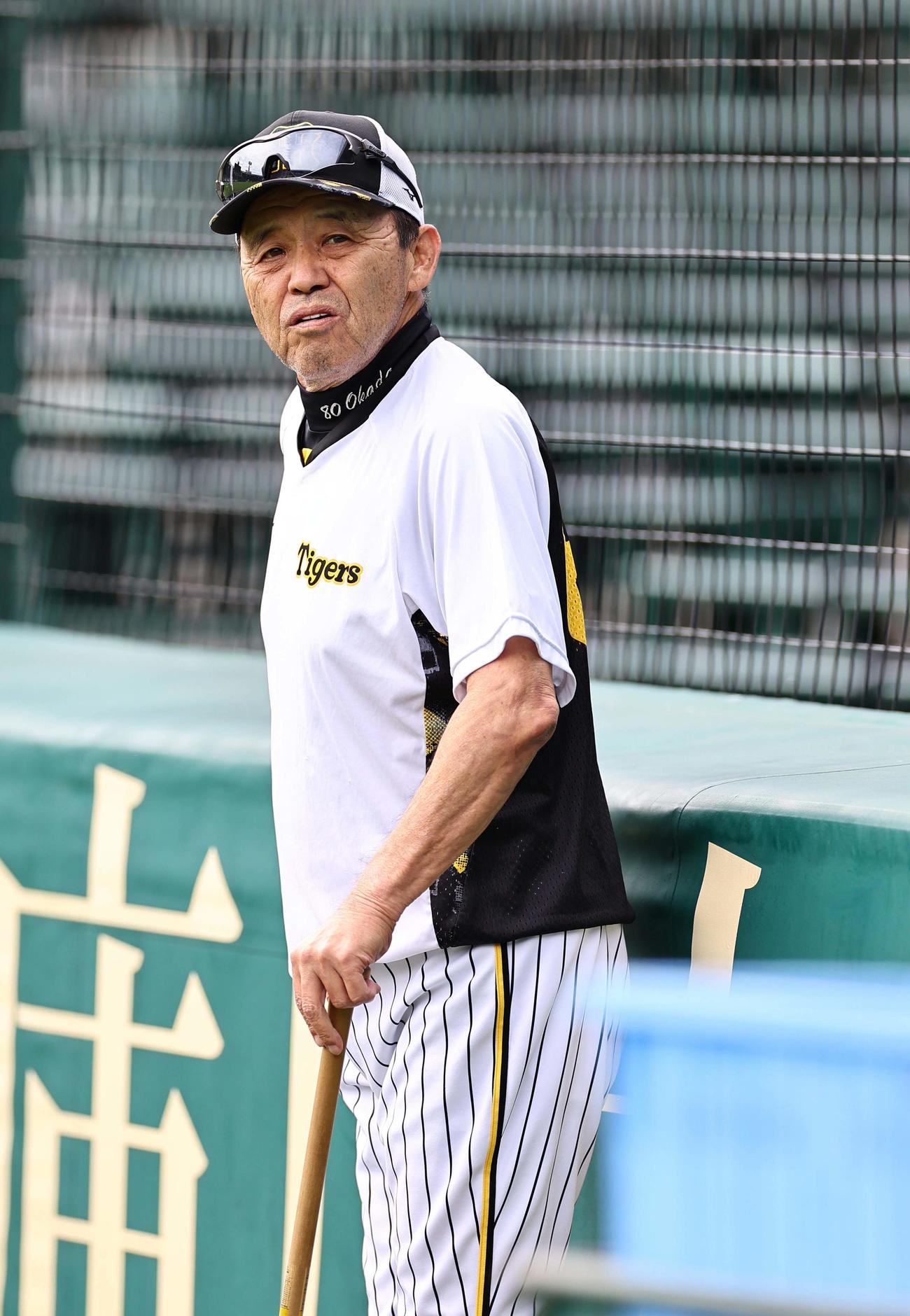 ナインの練習を見守る岡田監督（撮影・上田博志）