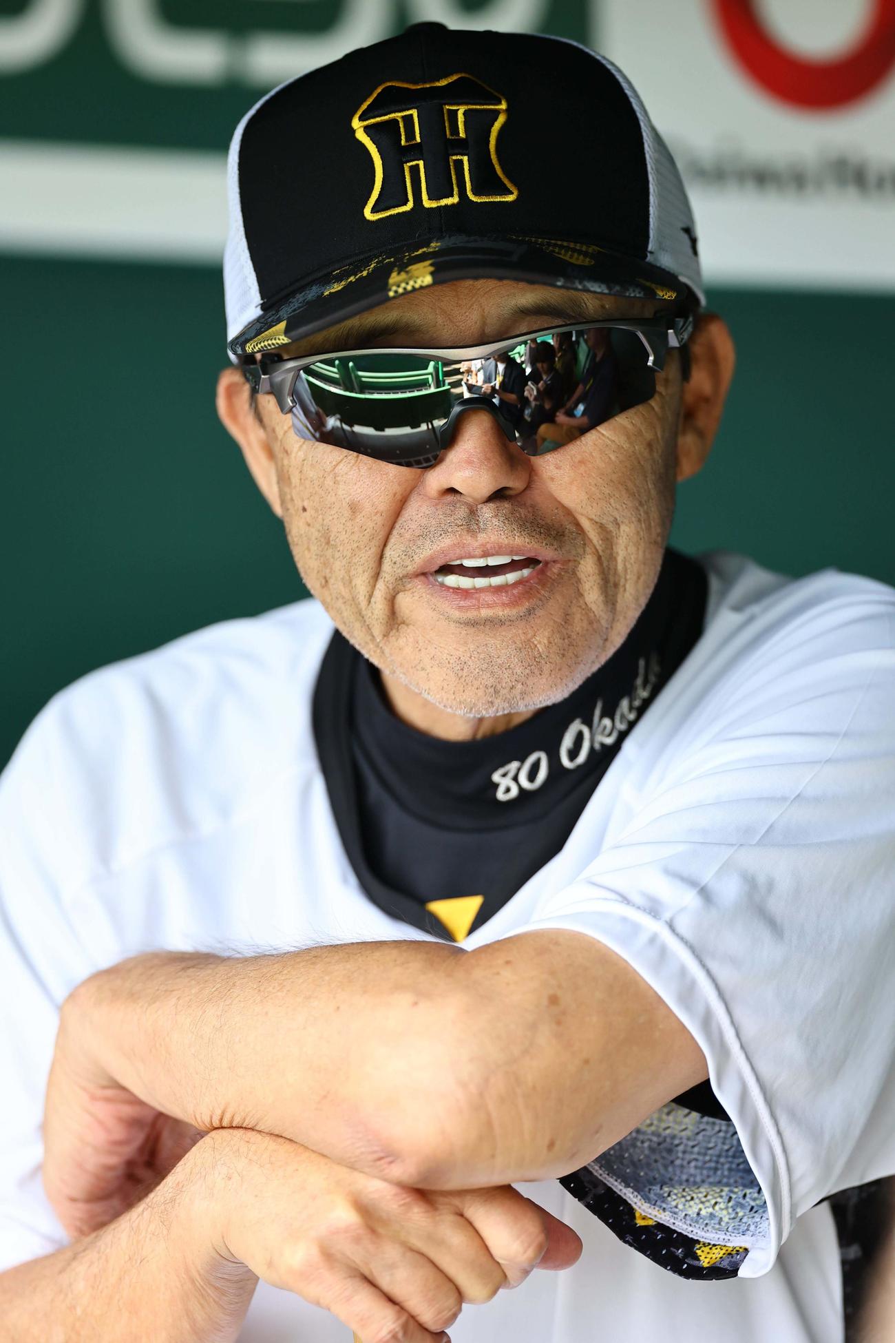 岡田監督（中央）はベンチで記者と話をする（撮影・上田博志）