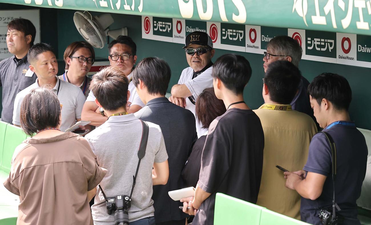 ベンチで取材を受ける岡田監督（中央）（撮影・上田博志）